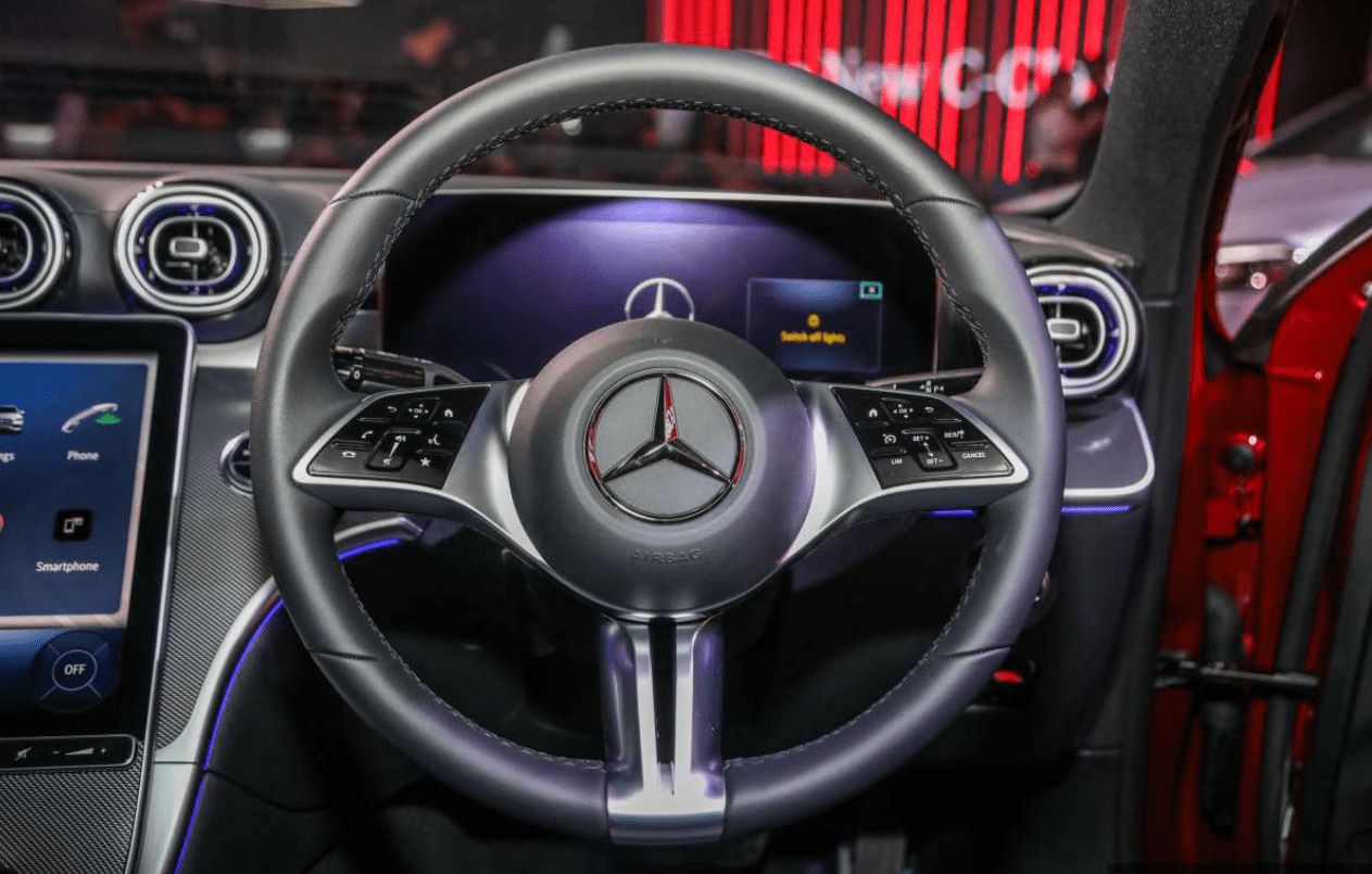 Mercedes-Benz C200 Avantgarde Plus bọc da tích hợp các phím bấm chức năng tiện dụng Vô-lăng xe 