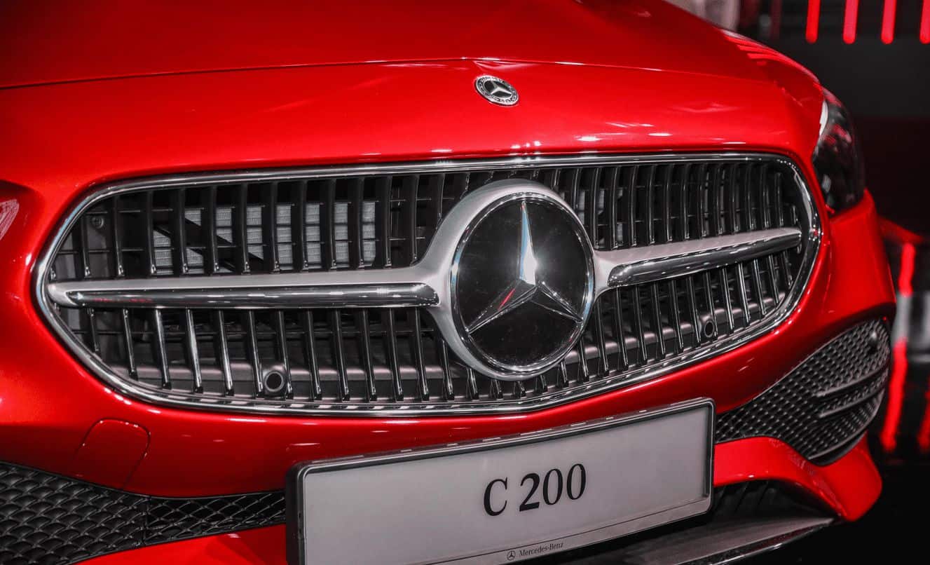 Lưới tản nhiệt xe Mercedes-Benz C 200 Avantgarde Plus thiết kế mới theo hướng thể thao