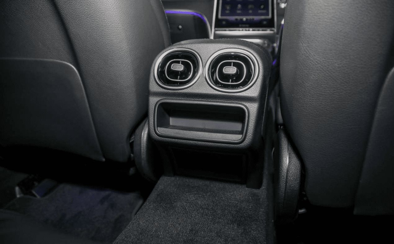 Cửa gió điều hòa cho hàng ghế thứ 2 trên Mercedes-Benz C 200 Avantgarde