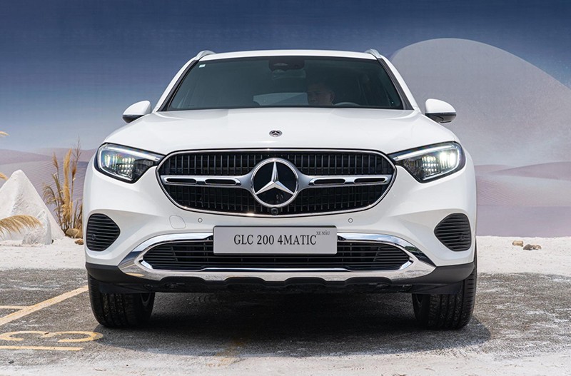 Người dùng tìm đến phiên bản giá rẻ Mercedes-Benz GLC 200 4Matic 2023 có thể hài lòng với ngoại hình nâng cấp của chiếc SUV này.&nbsp;