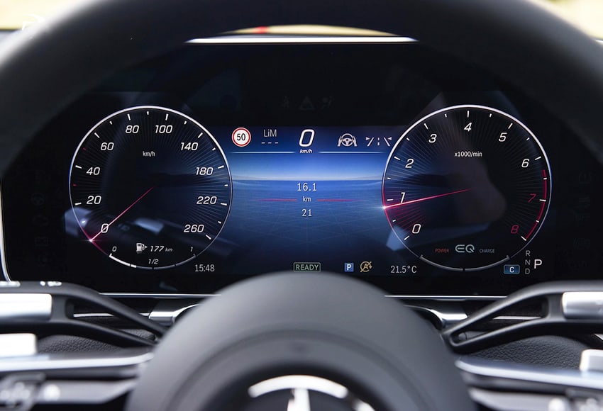 Phía sau vô lăng Mercedes S450 luxury 2023 là màn hiển thị đa thông tin kiểu nổi 12.3 inch hình ảnh sắc nét, giao diện sống động